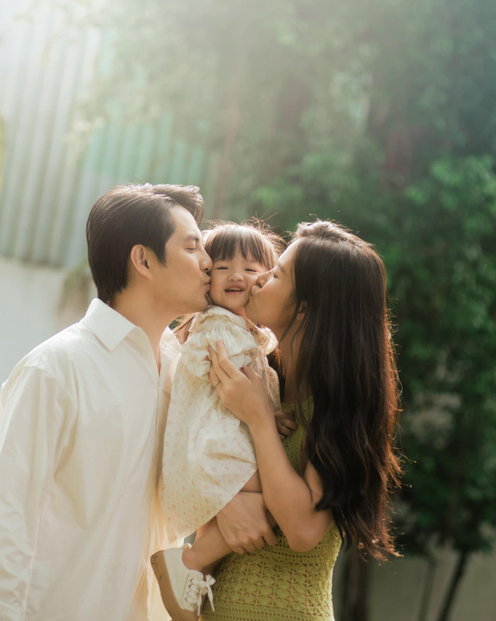 Gia đình Đông Nhi trong bộ ảnh trước đó