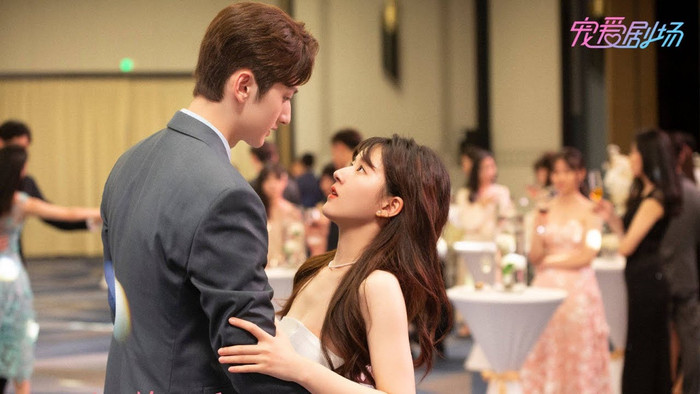 Loạt phim hiện đại của cô nàng như Yêu Em Từ Dạ Dày, Vô Tình Nhặt Được Tổng Tài đều flop thảm hại. 