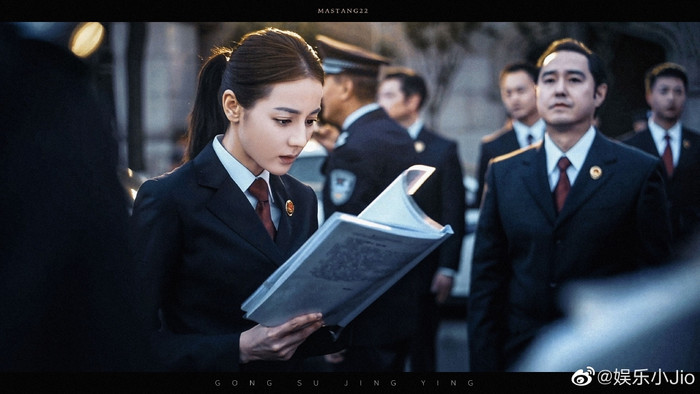 Hình ảnh mới mẻ của Địch Lệ Nhiệt Ba trong Công Tố Tinh Anh. 