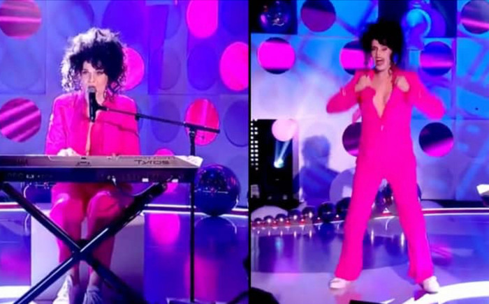 Đang biểu diễn trên sân khấu, một ca sĩ bất ngờ xé toạc quần áo, để lộ phần chuyển giới chưa hoàn thiện Ảnh 2
