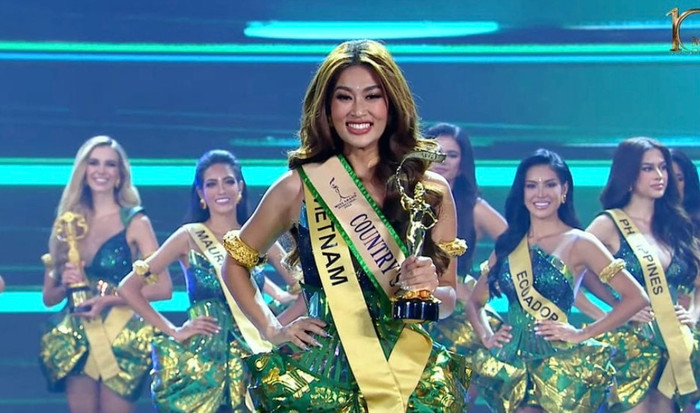 Ông Nawat nhấn mạnh Thiên Ân là thí sinh duy nhất có 'phần thân trên dài hơn thân dưới, phần hông to'.