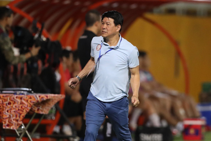 HLV Vũ Tiến Thành bắt đầu cảm nhận sức nóng về nỗi lo CLB TPHCM rớt hạng. Ảnh: Anh Đồng