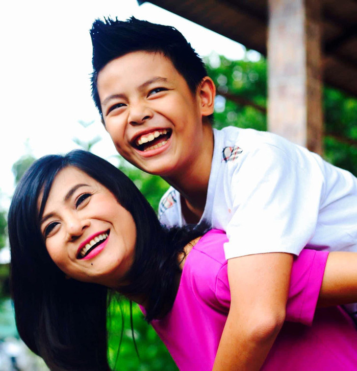 Bom là cậu bé hiểu chuyện, thương mẹ và học giỏi.