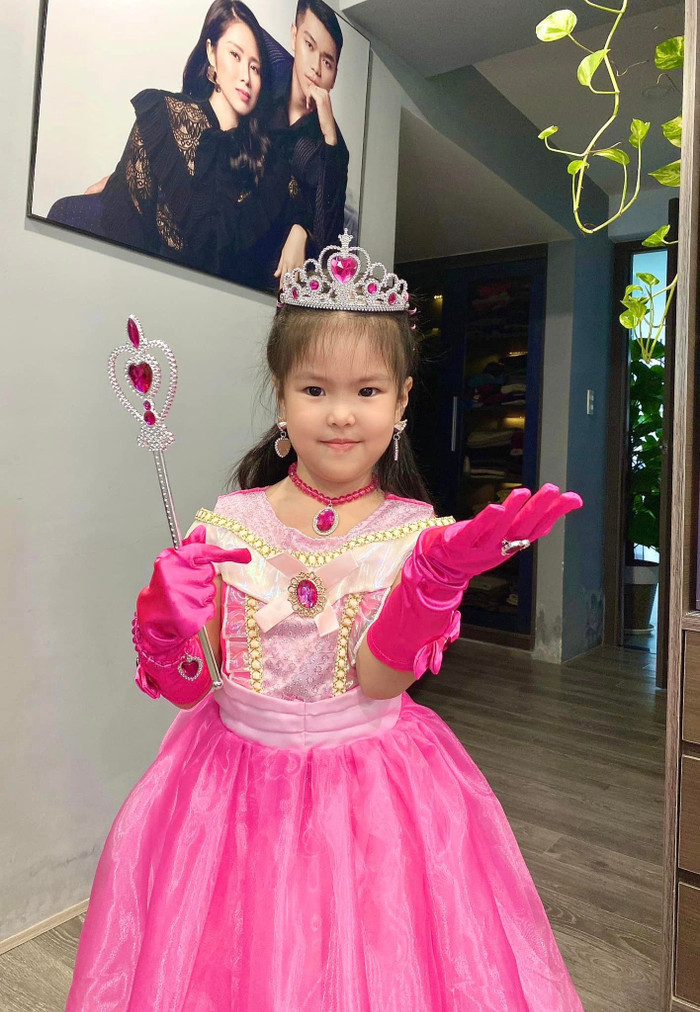 Cô bé rất háo hức chuẩn bị cho Halloween