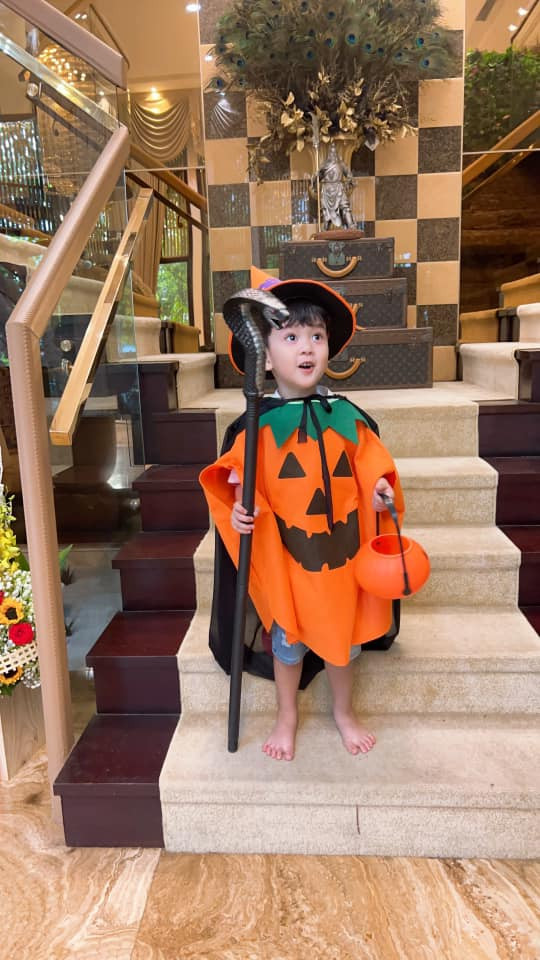 Cậu bé diện trang phục trái bí, đầu đội nón phù thủy đúng chất Halloween