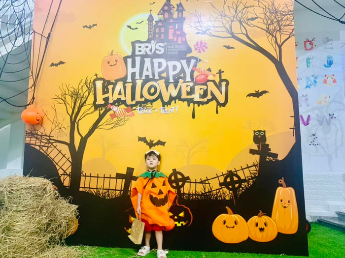 Bé Polo Huỳnh tại tiệc Halloween ở trường học