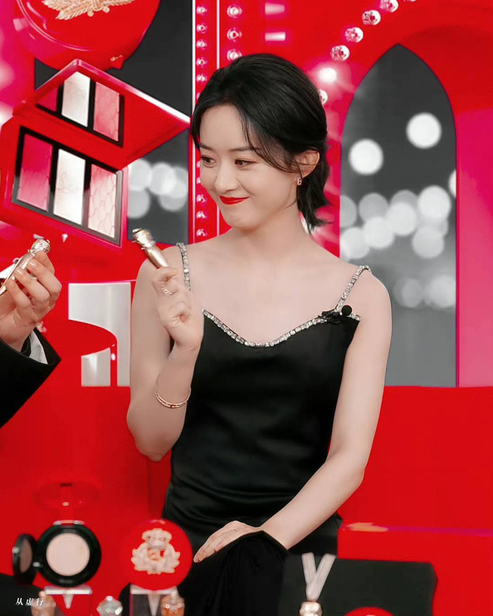 Trạng thái khá tốt của Triệu lệ Dĩnh trong buổi livestream. 