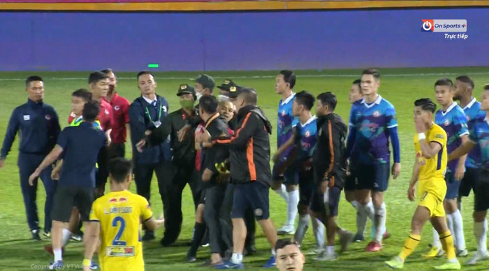 Đội khách vây tròn tài sau khi hoà HAGL 1-1.