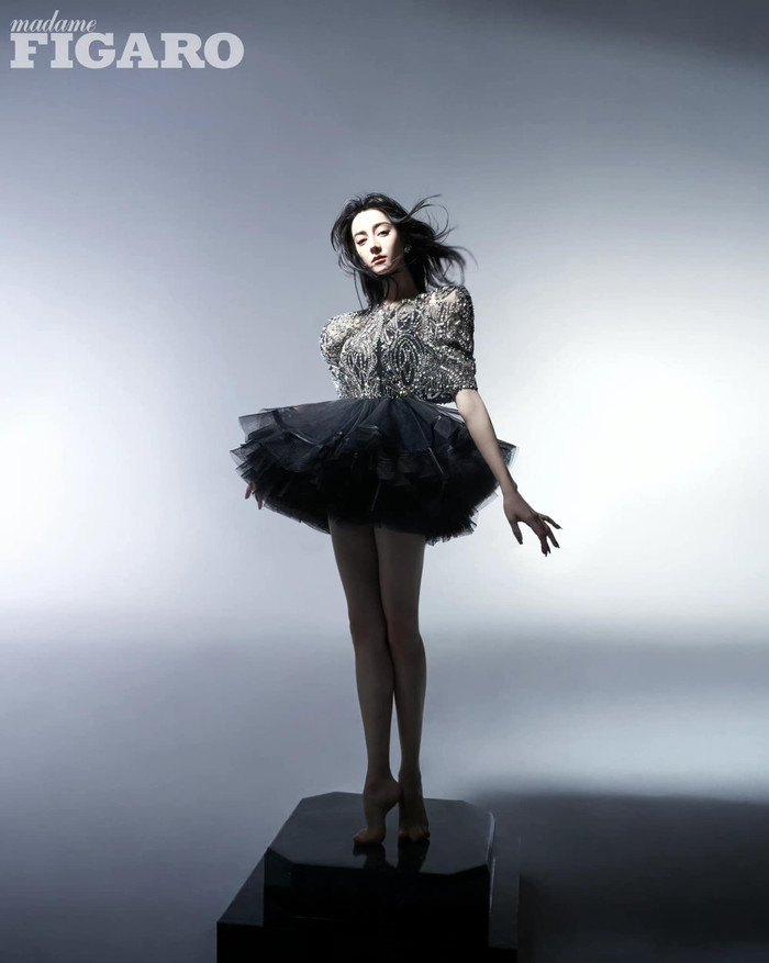 Lấy cảm hứng từ hình ảnh búp bê hộp nhạc, nữ diễn viên khiến người hâm mộ trầm trồ vì thân hình và nhan sắc quá chuẩn. 