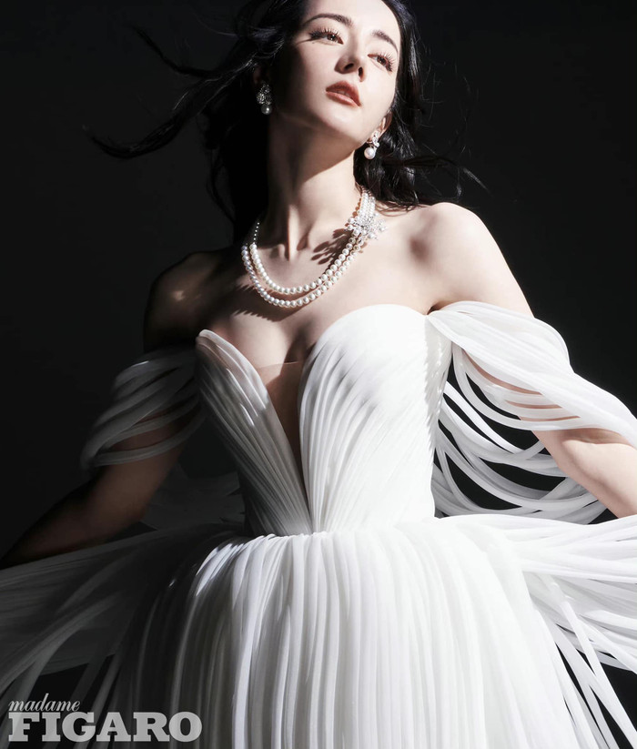 Nhan sắc tựa nữ thần của Địch Lệ Nhiệt Ba.