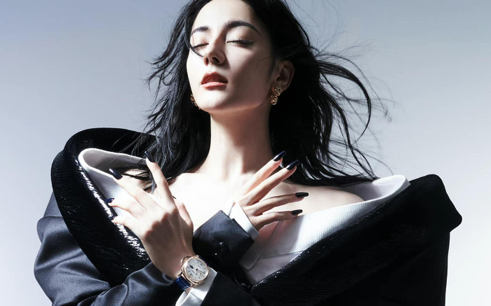 Địch Lệ Nhiệt Ba gây sốt với tạo hình nữ thần và búp bê hộp nhạc trên bìa tạp chí Ảnh 2