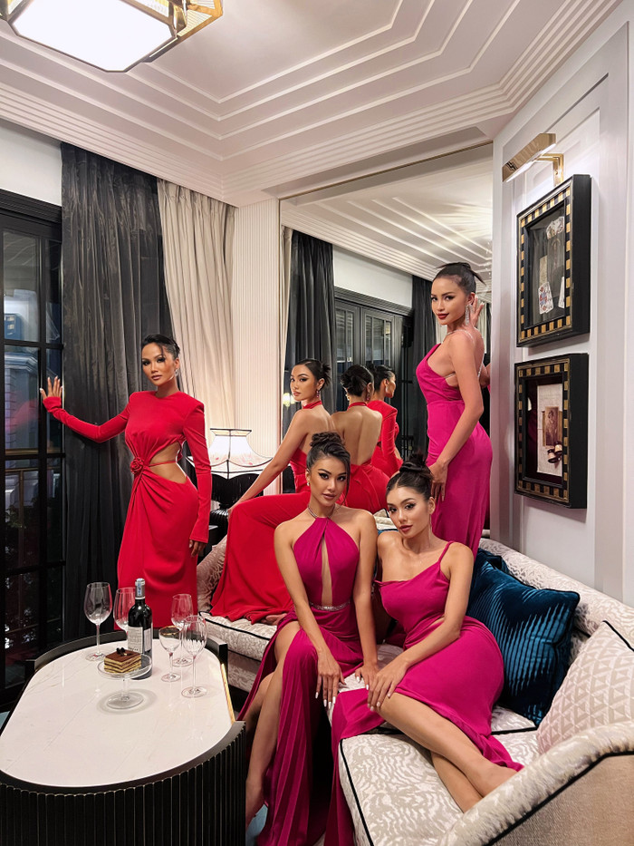 Các nàng hậu được đánh giá là đẹp bất phân thắng bại, cách 'pose' dáng cũng vô cùng chuyên nghiệp.