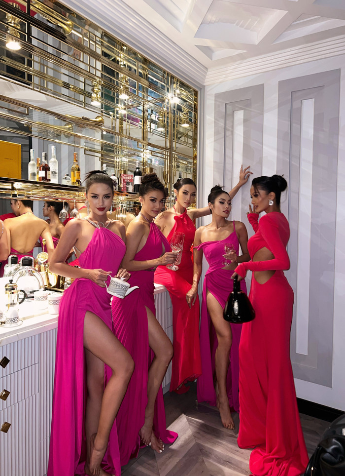 Các mỹ nhân diện váy xẻ cao khoe khéo đôi chân dài thẳng tắp, phần thân trên của váy cũng được may cách điệu, để lộ bờ vai trần quyến rũ.