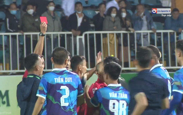Minh Vương nói không bị phạm lỗi, trọng tài vẫn bắt phạt đền cho HAGL? Ảnh 2