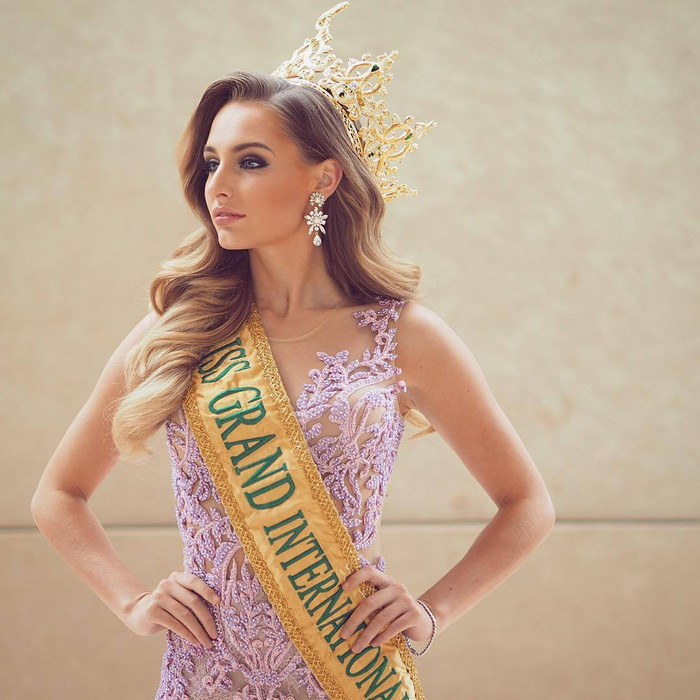 Claire Parker cũng bị truất ngôi vì lý do tham dư Miss Universe Australia. 