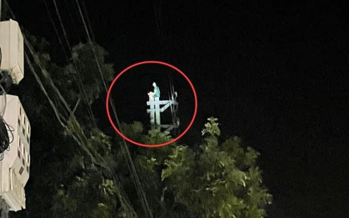 Nam thanh niên ngồi vắt vẻo trên đỉnh cột điện, hàng trăm người dân tập trung theo dõi giải cứu Ảnh 2