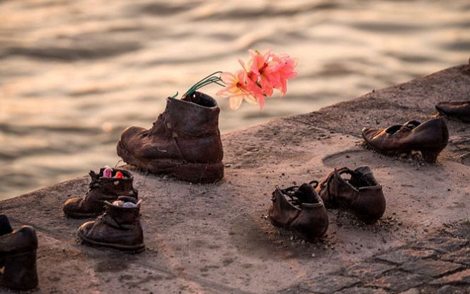 Những đôi giày sắt bên bờ sông và câu chuyện phía sau khiến cả thế giới bật khóc Ảnh 2