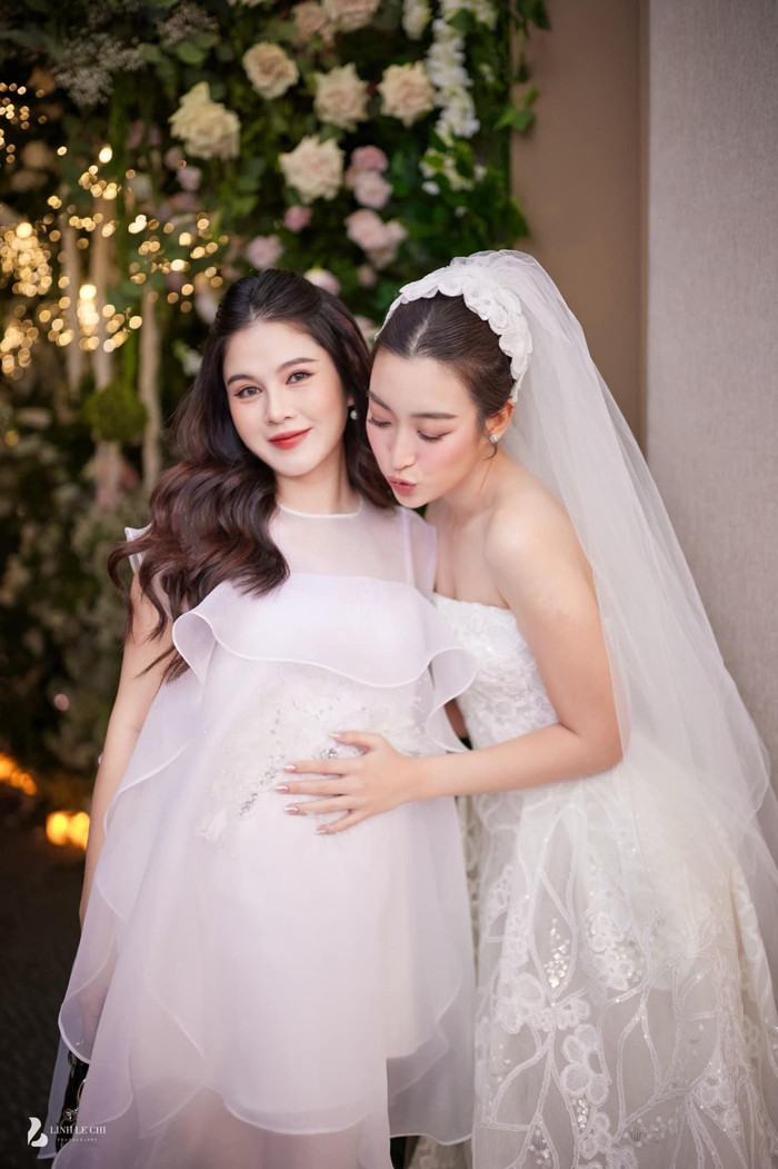 Đang trong những tháng cuối thai kì nhưng Thu Hoài rạng rỡ.