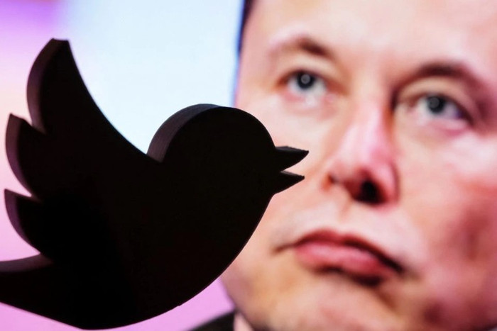 Logo Twitter được in 3D và đằng sau là hình ảnh Elon Musk được chụp ngày 27/10