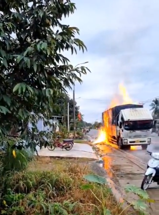 Xe tải bốc cháy ngùn ngụt, phát nổ, dân tình vẫn liều lĩnh áp sát quay clip... 'úp mạng' Ảnh 1