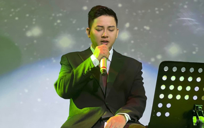 Hoài Lâm hát 'Hoa nở không màu' tại phòng trà, giọng hát vẫn sáng rực như thuở hoàng kim! Ảnh 2