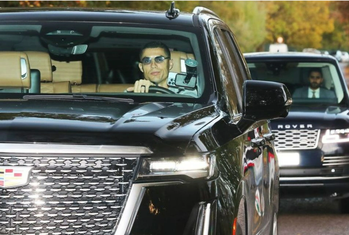 Trong lần lái xe Ronaldo đã sử dụng một chiếc iPhone 13 Pro Max 