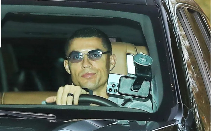 Cristiano Ronaldo bất ngờ chuyển sang sử dụng iPhone Ảnh 2