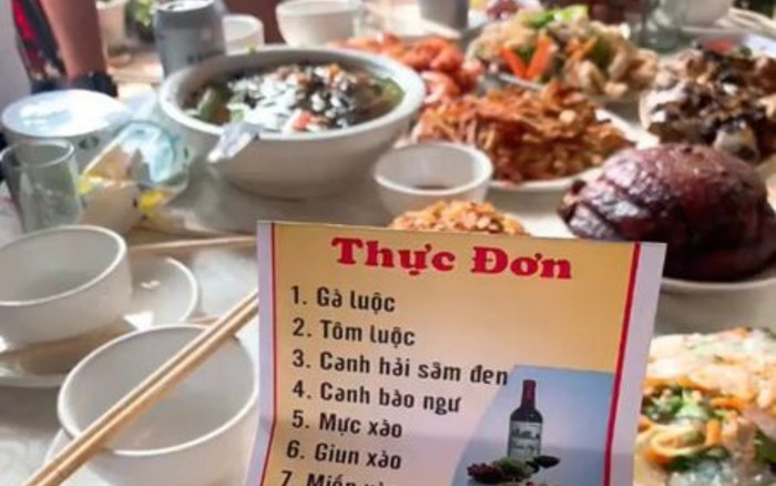 'Mâm cao cỗ đầy' tại lễ cưới ở Quảng Ninh khiến netizen trầm trồ nhưng có một món này 'lạ lắm' Ảnh 2