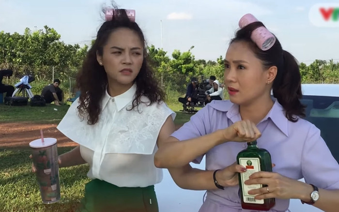Hậu trường Hành Trình Công Lý bị giấu kỹ: Hồng Diễm cuốn lô tập thoại, Thu Quỳnh ngồi sập ô tô Ảnh 2