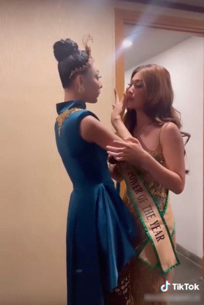 Andina Julie đã an ủi Thiên Ân sau khi cô phải dừng chân ở Top 20.