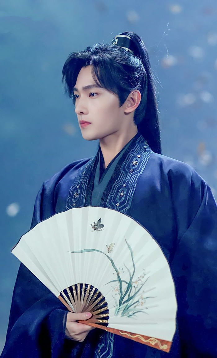 Hắc phục càng làm nổi bật nhan sắc của Dương Dương. 