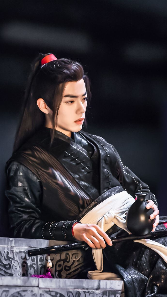 Nhan sắc sáng bừng cả khung hình của Tiêu Chiến dù không mặc bạch phục. 