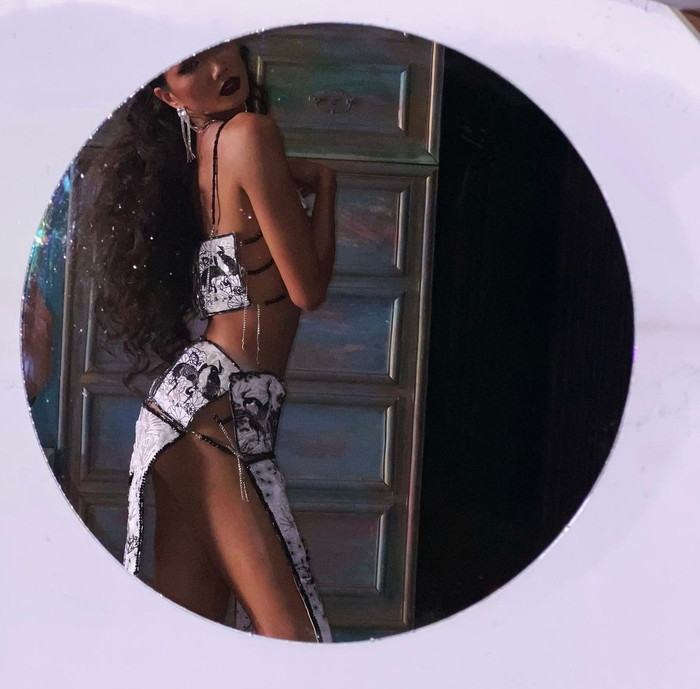 Loạt biểu cảm quyến rũ được nàng hậu thể hiện xuất sắc.