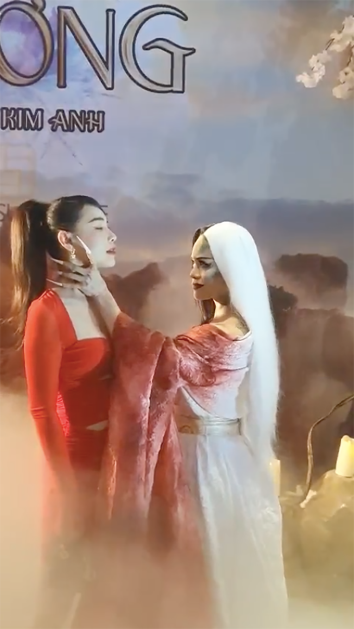 Siêu mẫu Quỳnh Thư tại thảm đỏ ra mắt sản phẩm âm nhạc của Nhật Kim Anh.