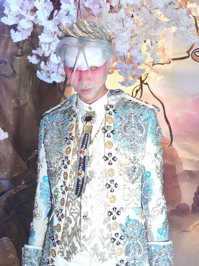 Tạo hình độc la của diễn viên Hải Triều trong họp báo ra mắt sản phẩm âm nhạc Hoa Sương của Nhật Kim Anh tối 31/10.