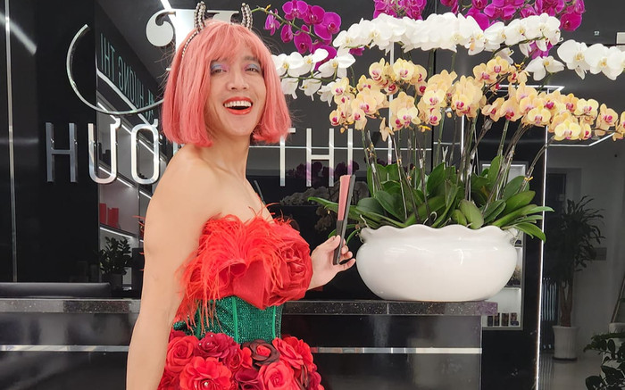 Ông xã bất ngờ diện váy và đội tóc giả, Việt Hương hoang mang: 'Chồng em đây sao?' Ảnh 2