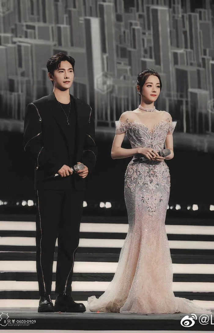 Địch Lệ Nhiệt Ba - Dương Dương giấu chuyện hẹn hò nhưng vẫn bị bắt tại trận Ảnh 4