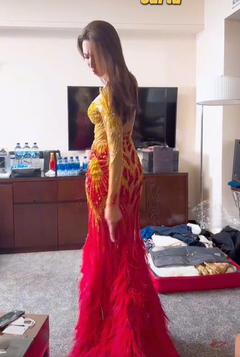 Thùy Tiên 'quạo' vì chiếc đuôi váy chưa được xếp đẹp đúng ý muốn.