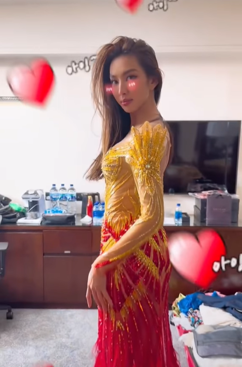 Nhưng vừa nhìn thấy ống kính là nàng hậu đã lập tức tạo dáng đầy tự tin.