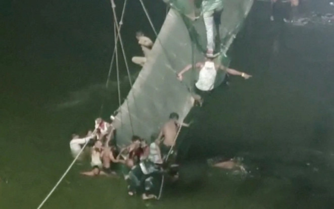 Bắt 9 người liên quan trong vụ sập cầu treo ở Ấn Độ khiến 134 người thiệt mạng Ảnh 2