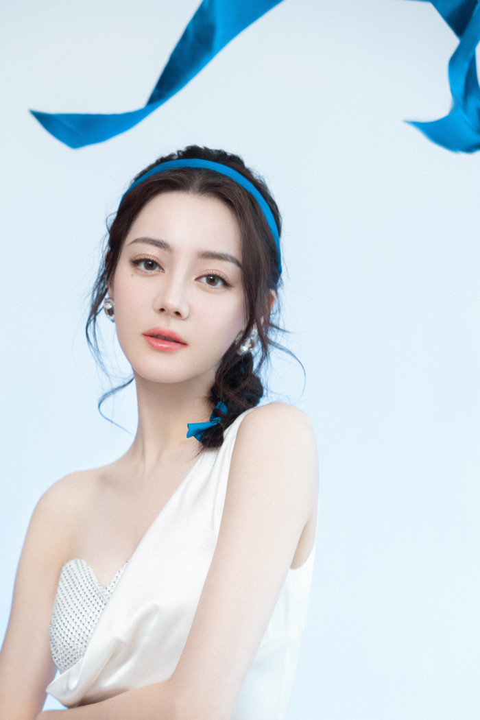 Địch Lệ Nhiệt Ba cũng từng chia sẻ bản thân có thói quen uống trà gừng đường nâu để giữ gìn sức khỏe.&nbsp;