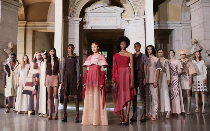 Cả thế giới thắt chặt chi tiêu, các thương hiệu xa xỉ vẫn mặc sức tăng giá Ảnh 2