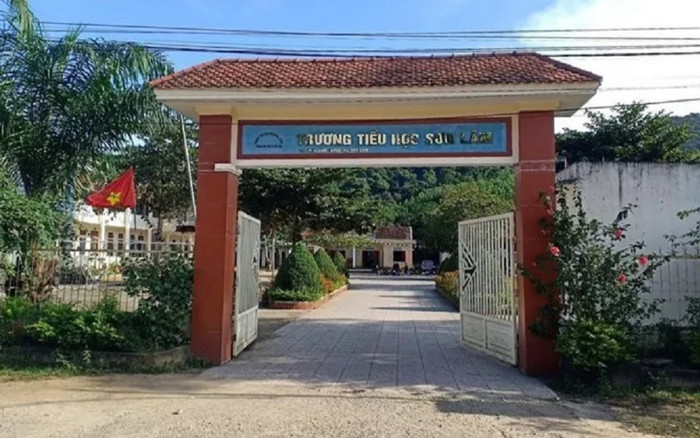 Phụ huynh vác dao xông vào trường đe dọa giáo viên, bắt hiệu trưởng quỳ gối xin lỗi Ảnh 2