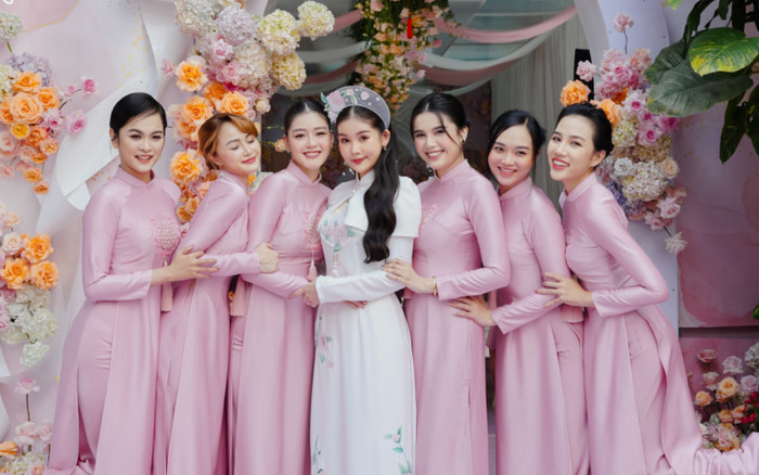 Lê Âu Ngân Anh khoá môi ông xã cực ngọt trong lễ hỏi, dàn bê tráp quy tụ toàn hot girl Ảnh 2