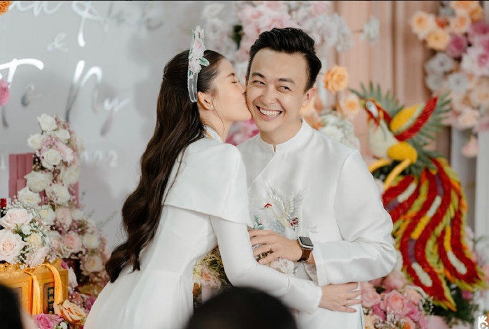 Lê Âu Ngân Anh khoá môi ông xã cực ngọt trong lễ hỏi, dàn bê tráp quy tụ toàn hot girl Ảnh 6