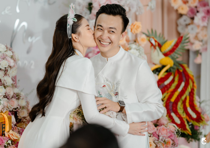 Lễ vu quy của cặp đôi được tổ chức ấm cúng tại nhà riêng của cô dâu với sự tham gia của bạn bè, người thân.