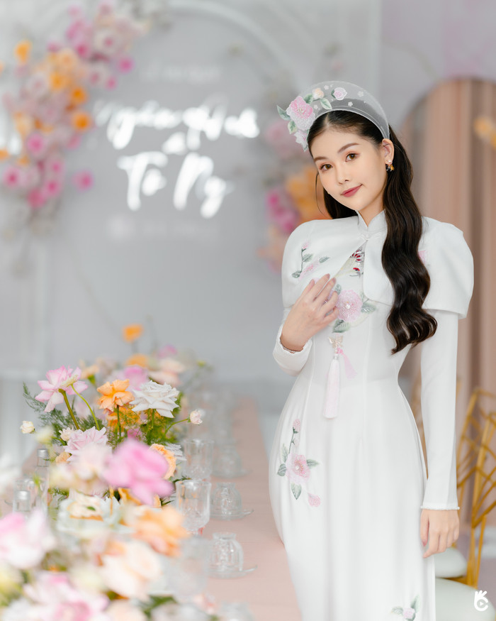Sử dụng tone makeup đơn giản, nhẹ nhàng, cô dâu Lê Âu Ngân Anh đốn tim người nhìn với nhan sắc xinh như thiên sứ trong ngày trọng đại.