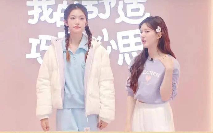 Triệu Lộ Tư và nhân viên công tác chung khung hình