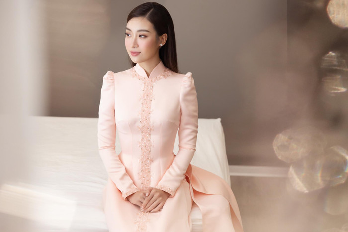 Sau 2 năm hẹn hò, ngày 23/10 vừa qua Đỗ Mỹ Linh - Đỗ Vinh Quang chính thức lên xe hoa với một đám cưới hoành tráng.