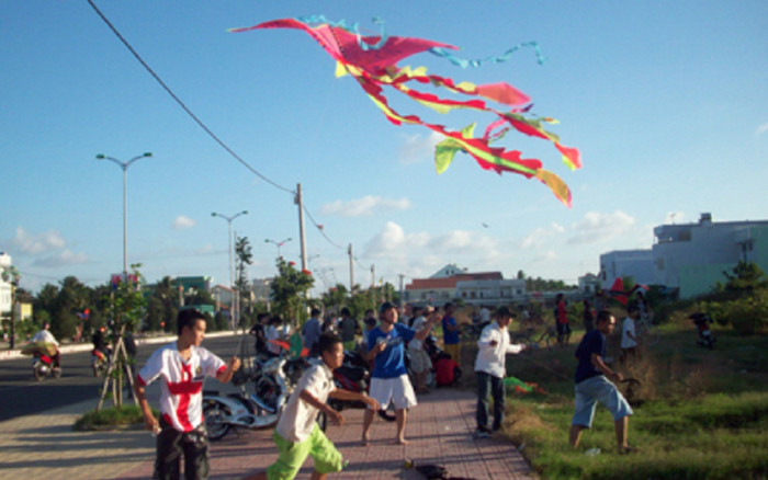 Đang lái xe, người đàn ông gặp họa 'trời giáng' vì dây diều căng ngang đường Ảnh 2